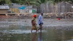 Residentes caminan en la costa de Paquitequete. Mozambique