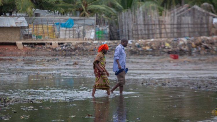 Residentes caminan en la costa de Paquitequete. Mozambique