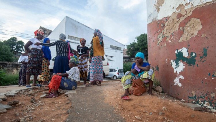 Mozambiqueños espera en las afueras del puerto marítimo de Pemba el 30 de marzo de 2021 la posible llegada de sus familias evacuadas de las costas de Afungi y Palma.