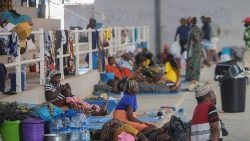Des Mozambicains réfugiés dans leur propre pays, originaires de Palma, se retrouvent dans le centre sportif de Pemba, le 24 mars 2021. 