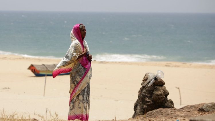 Une catholique priant sur la plage de Chowara, lors d'une célébration du Vendredi Saint, le 3 avril 2021. 
