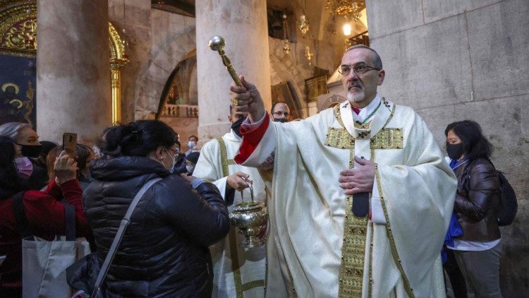 Jeruzalemský patriarcha Pizzaballa počas slávenia Veľkej noci v Bazilike Svätého hrobu, 4. apr. 2021
