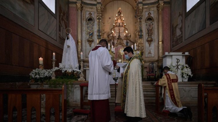 Messe de Pâques à Mateus Leme dans l'Etat de Minas Gerais, Brésil, le 4 avril 2021. 