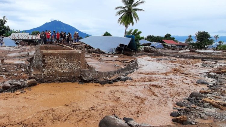 大雨により鉄砲水に襲われたインドネシア・フローレス島東部の村　2021年4月5日