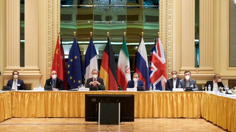 Les diplomates du groupe comprenant l'UE, la Chine, la Russie et l'Iran au Grand Hôtel de Vienne pour entamer les discussions, le 6 avril 2021