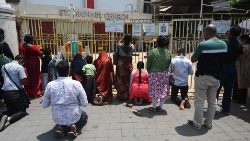Wierni modlący się przed zamkniętym kościołem w Bombaju