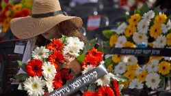 Día del Recuerdo del Holocausto y el Heroísmo. Una mujer sostiene una corona de flores en el Memorial del Holocausto Yad Vashem en Jerusalén, el 8 de abril de 2021.