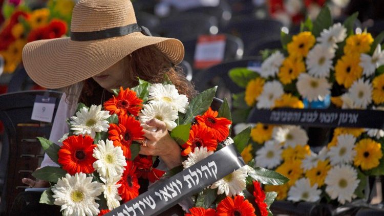 Día del Recuerdo del Holocausto y el Heroísmo. Una mujer sostiene una corona de flores en el Memorial del Holocausto Yad Vashem en Jerusalén, el 8 de abril de 2021.