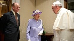 Prinz Philip (links), Königin Elizabeth II. (mitte) und Papst Franziskus (rechts) bei einem Treffen im Jahr 2014 im Vatikan