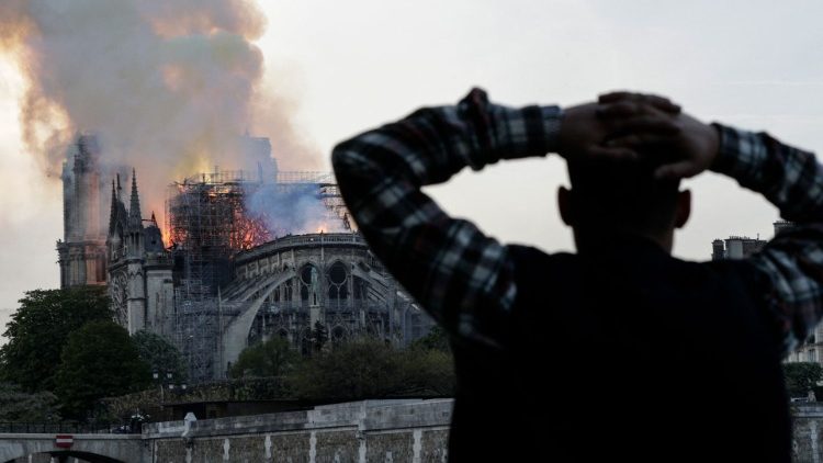 Un homme observe l'incendie de Notre-Dame-de-Paris, le 15 avril 2019.