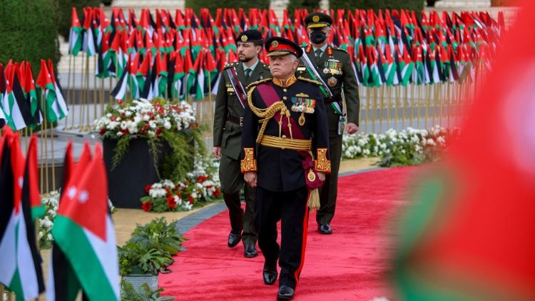 Le roi Abdallah II accompagné entre autres par son fils le prince Hussein, lors d'une cérémonie marquant le centenaire du Royaume, le 11 avril dernier à Amman. 