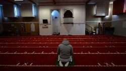 Un homme prie à l'intérieur de la mosquée Avicenne de Rennes, dans l'ouest de la France, le 11 avril 2021.