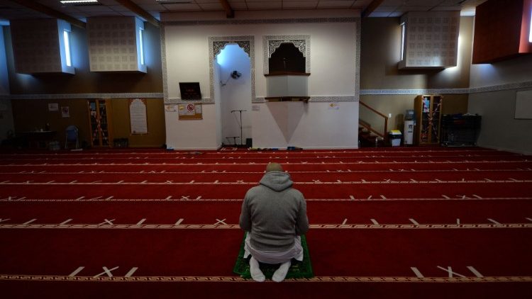 Un homme prie à l'intérieur de la mosquée Avicenne de Rennes, dans l'ouest de la France, le 11 avril 2021.