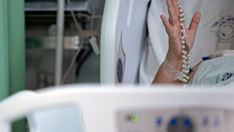 Une personne atteinte du coronavirus avec un chapelet dans la main, dans un hôpital de Belem au Brésil, le 4 avril 2021.