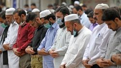 Muslime beim Gebet in Islamabad - Archivbild