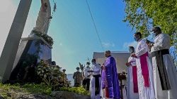 Bénédiction par le cardinal Malcolm Ranjith d'un mémorial pour les victimes des attentats de 2019, au cimetière de Colombo, le 18 avril 2021. 