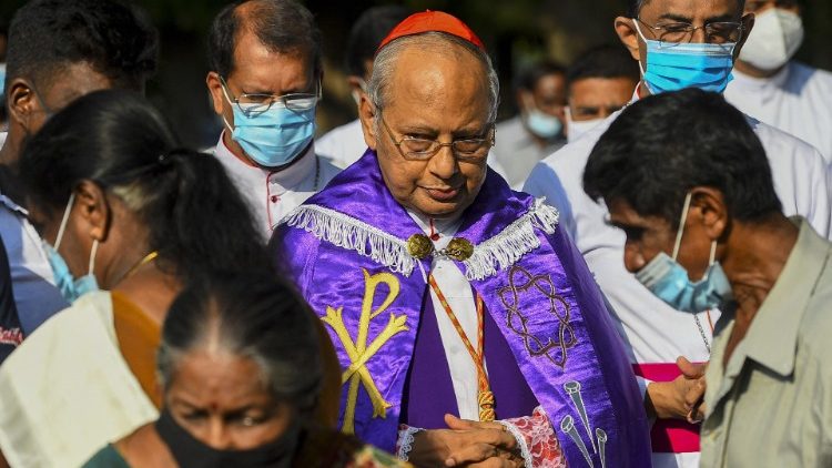 Le cardinal Malcolm Ranjith, archevêque de Colombo, le 18 avril 2021, rendant hommage aux victimes des attentats. 