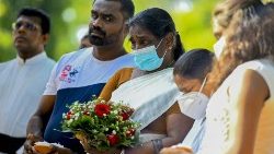 Des Sri lankais au mémorial des victimes des attentats à Colombo, le 18 avril 2021. 