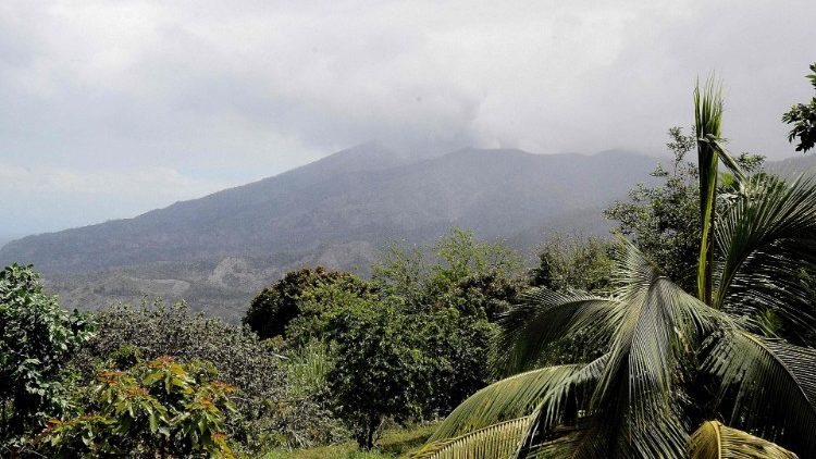 Rök stiger från vulkanen La Soufrière på ön Saint Vincent