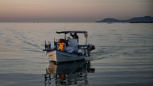Ein kleines Fischerboot vor der griechischen Insel Elafonisos