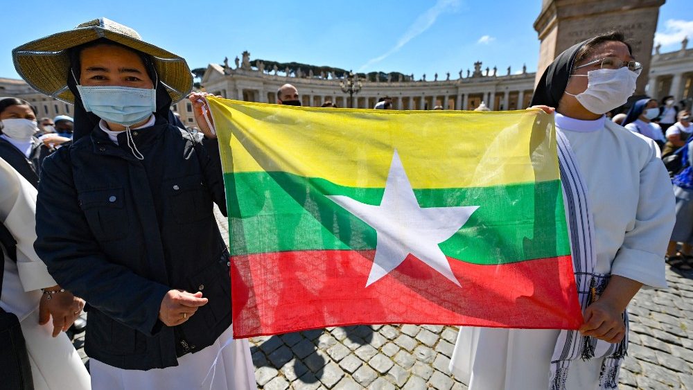 Religiosas con la bandera de Myanmar durante el rezo del Regina Coeli con el Papa el 25 de abril de 2021.