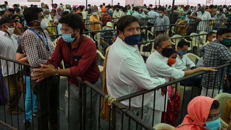 Người dân Ấn Độ chờ chích vắc-xin