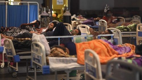 Indian bishops blame government, people for pandemic surge 