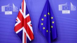 Brexit, le bandiere di Regno unito e Unione europea