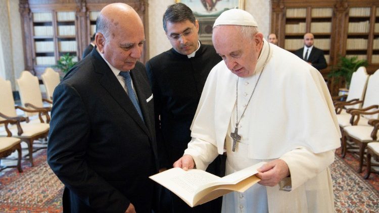 Papež František s iráckým ministrem zahraničí Fuadem Husseinem