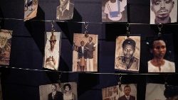Fotos von Opfern in der Völkermord-Gedenkstätte von Kigali