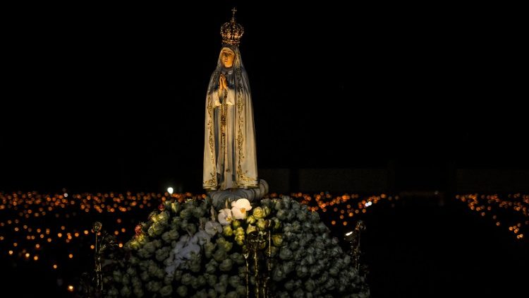 Statue de Notre-Dame de Fatima, lors d'une procession au sanctuaire de Fatima, le 12 mai 2021, veille de la fête