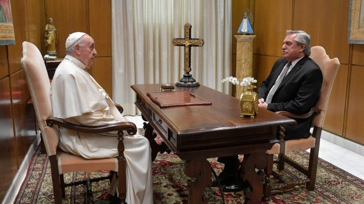 Le Pape et le président argentin, le 13 mai 2021 au Vatican.