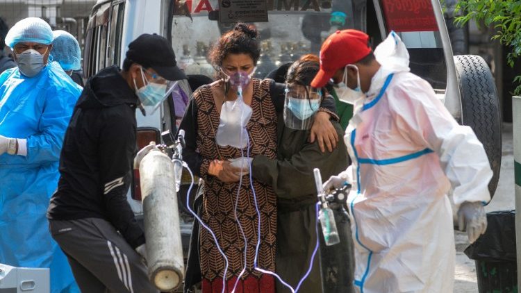 Prise en charge d'une femme atteinte du coronavirus à l'entrée d'un hôpital de Katmandou, au Népal, le 13 mai 2021.