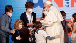Archivbild: Papst Franziskus und Jugendliche am 14. Mai