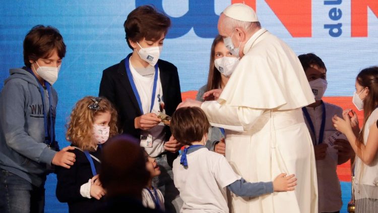 O Papa acaricia e abençoa as crianças que o acompanharam no palco dos Estados Gerais