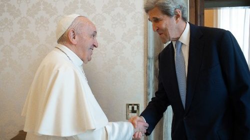 John Kerry a discuté des enjeux climatiques avec le Pape François