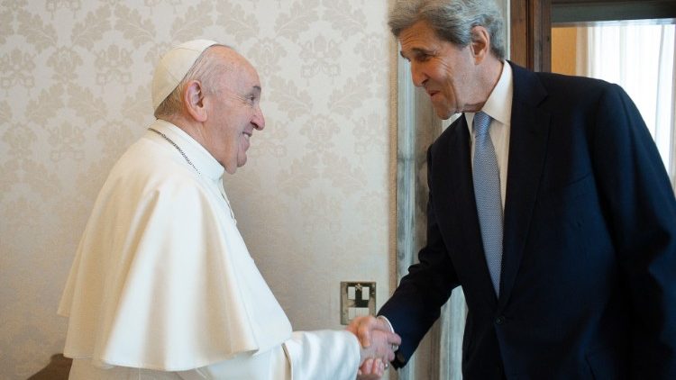 Sâmbătă, 15 mai a.c., papa Francisc l-a primit în audiență, în Vatican, pe John Kerry, trimisul special al președintelui american pentru probleme de climă. 