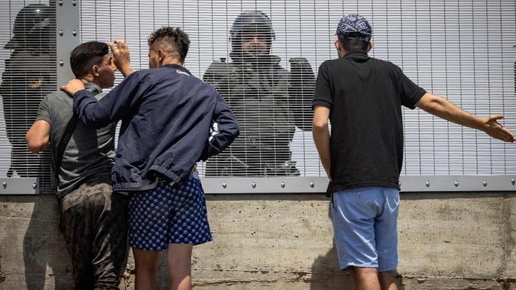 Migrants et soldats de part et d'autre de l'enclave de Ceuta, le 18 mai 2021