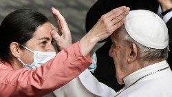 Le Pape François bénit une femme lors d'une audience générale au Vatican, le 19 mai 2021. (Filippo Monteforte/AFP)