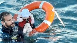 Criança salva por agente do Grupo de Atividades Especiais Subaquáticas da Guarda Civil (GEAS)