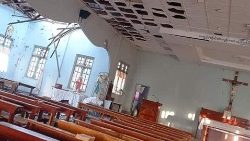 Une église endommagée dans laquelle quatre personnes réfugiées ont été tuées lors d'un bombardement de l'armée à Loikaw, dans l'État de Kayah, à l'est de la Birmanie.