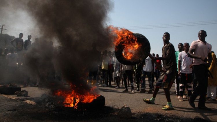 Scenes from the protest on Monday by residents of Gauraka community against insecurity in the area