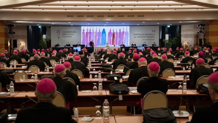 Italijanski škofje med uvodnim srečanjem 74. generalenga zasedanja 