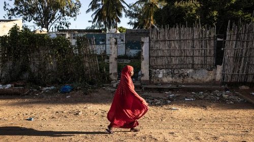 Eine Frau geht in Pemba (Hauptstadt von Cabo Delgado) eine Straße entlang