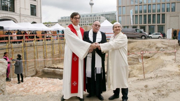 Priester, Rabbiner und Imam bei Grundsteinlegung für ein „House of One“ in Berlin, Mai ‘21