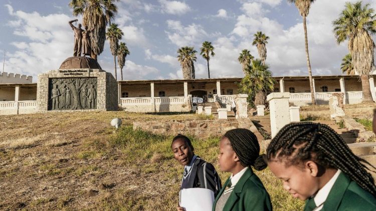 De jeunes écolières namibiennes en visite au mémorial dédié aux victimes du génocide des années 1904-1908