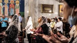 Cristãos greco-ortodoxos palestinos em oração durante Celebração dominical na Igreja de São Porfírio, na cidade de Gaza,