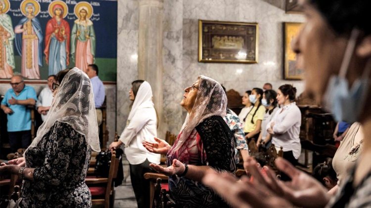 Християни по време на литургия в църквата Св.Порфирий в Газа, 30.05.2022