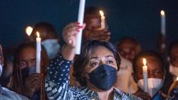 Die First Lady der Demokratischen Republik Kongo, Denise Nyakeru Tshisekedi (Mitte), hält eine Kerze, während sie am 31. Mai 2021 an einer Mahnwache in Kinshasa teilnimmt, um ihre Solidarität mit der Bevölkerung von Goma zu bekunden, die am 22. Mai 2021 vom Ausbruch des Vulkans Nyiragongo im Virunga-Nationalpark betroffen ist.