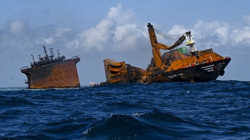 Schiffsunglück vor Sri Lanka: Kardinal fordert Schutz der Umwelt und der Fischer